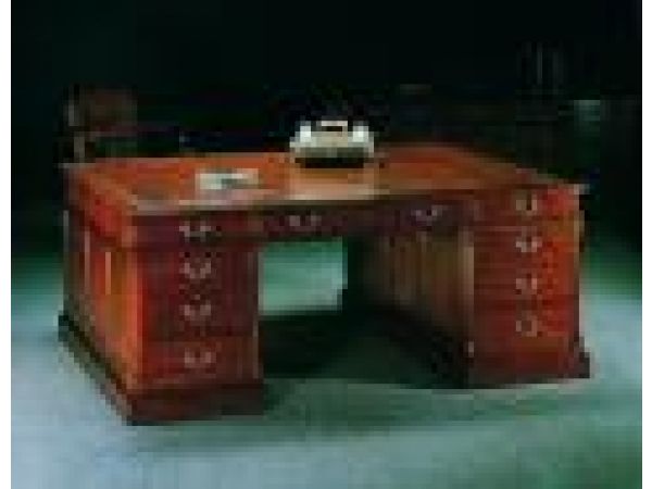 1977 - Chippendale-style mahogany partner's desk