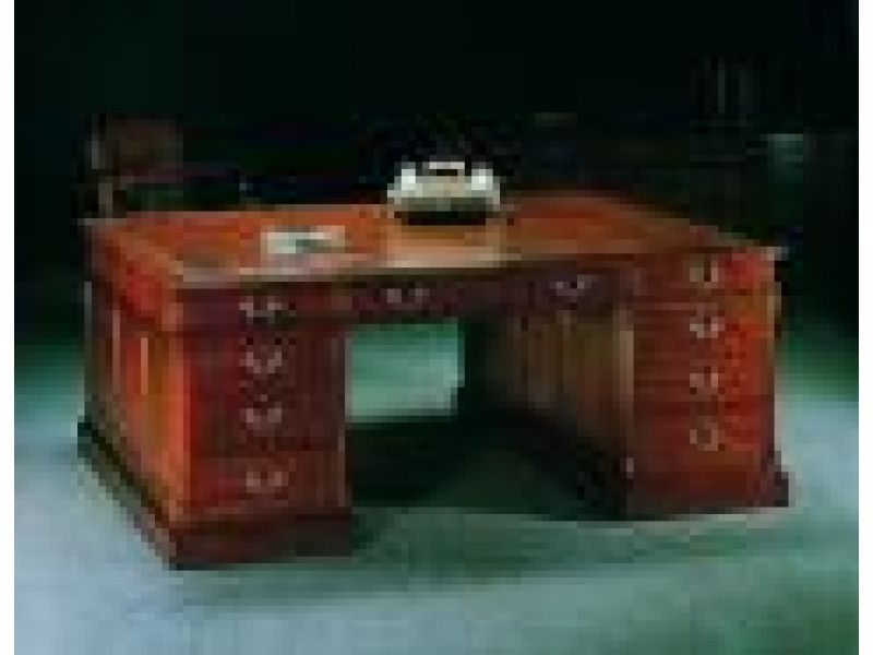 1977 - Chippendale-style mahogany partner's desk