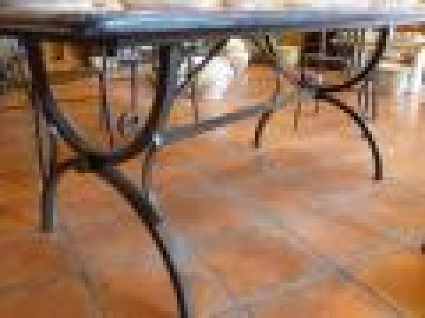 Table base design for large rectangle/oval tables