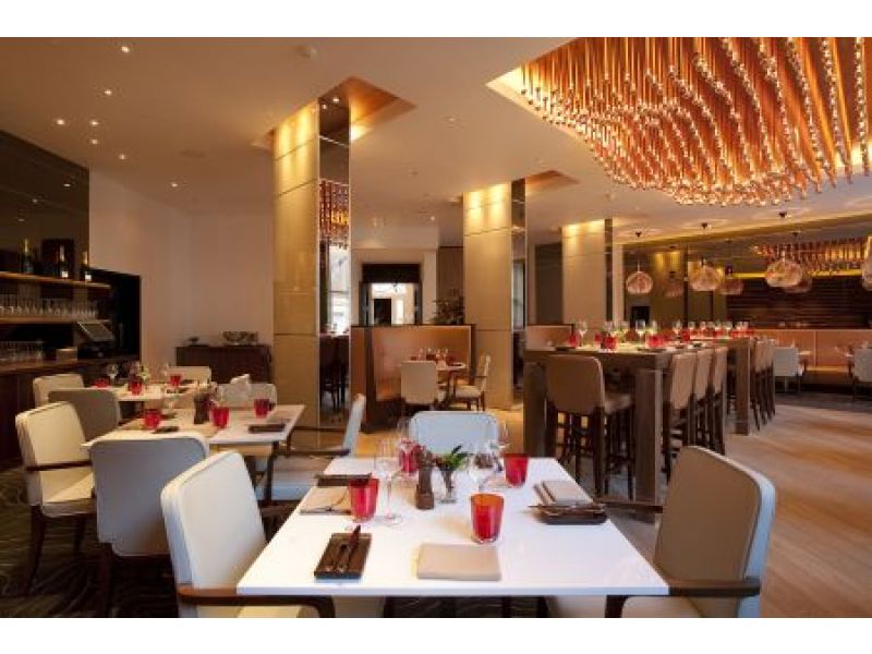 The Montcalm Restaurant / Bespoke lighting solution for restaurant