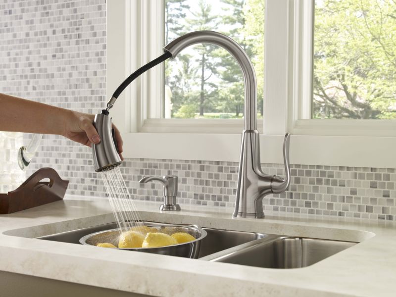 Pasadena 1-Handle, Pull-Down Kitchen Faucet